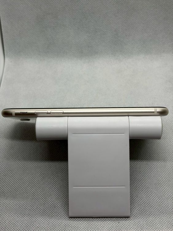 ���Хåƥ꡼82% SIM�ե꡼ iPhoneSE ��3���� 64GB �������饤��