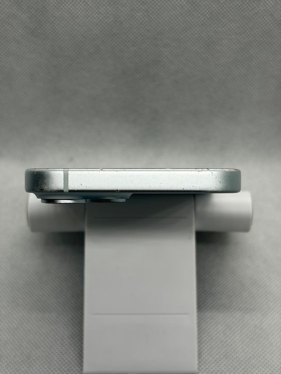 ���Хåƥ꡼88% SIM�ե꡼ iPhone15 256GB �֥롼