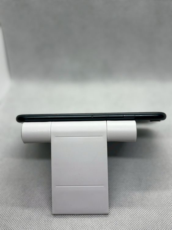 ���Хåƥ꡼90% Ķ���� SIM�ե꡼ iPhoneSE ��3���� 64GB �ߥåɥʥ���