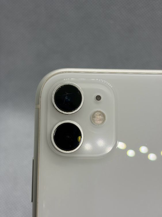 ���Хåƥ꡼83% SIM�ե꡼ iPhone11 128GB �ۥ磻��