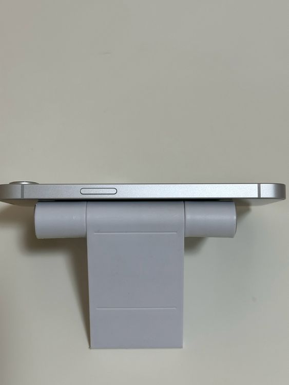 ���Хåƥ꡼100% ����Ʊ�� SIM�ե꡼ iPhone17e 256GB �ۥ磻��
