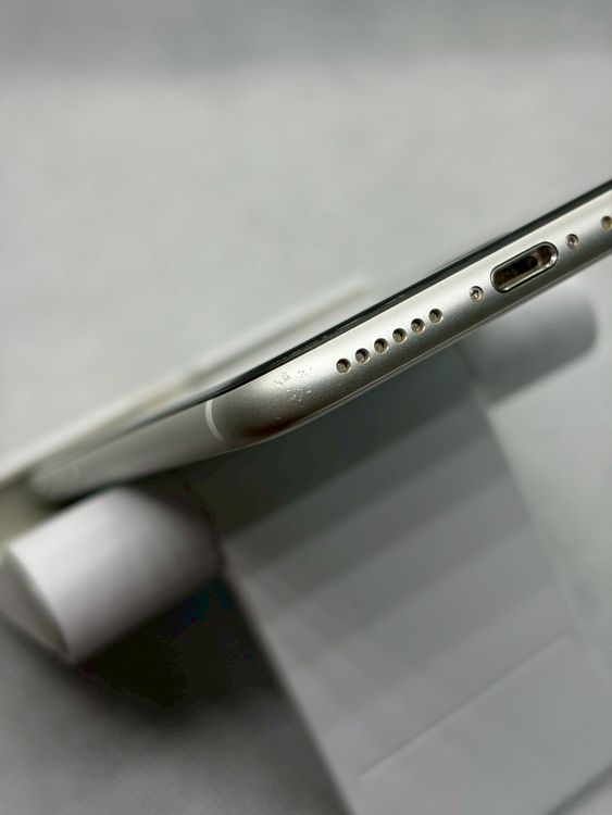 ���Хåƥ꡼84% SIM�ե꡼ iPhoneSE ��2���� 64GB �ۥ磻��