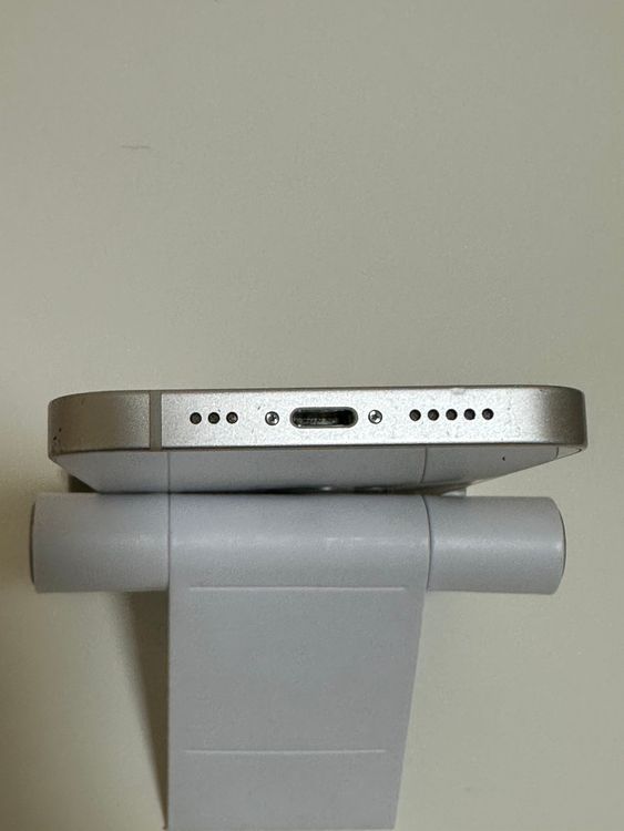 ���Хåƥ꡼83% SIM�ե꡼ iPhone14 256GB �������饤��