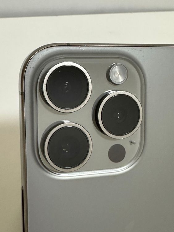 ���Хåƥ꡼82% SIM�ե꡼ iPhone15Pro 256GB �ʥ���������˥���