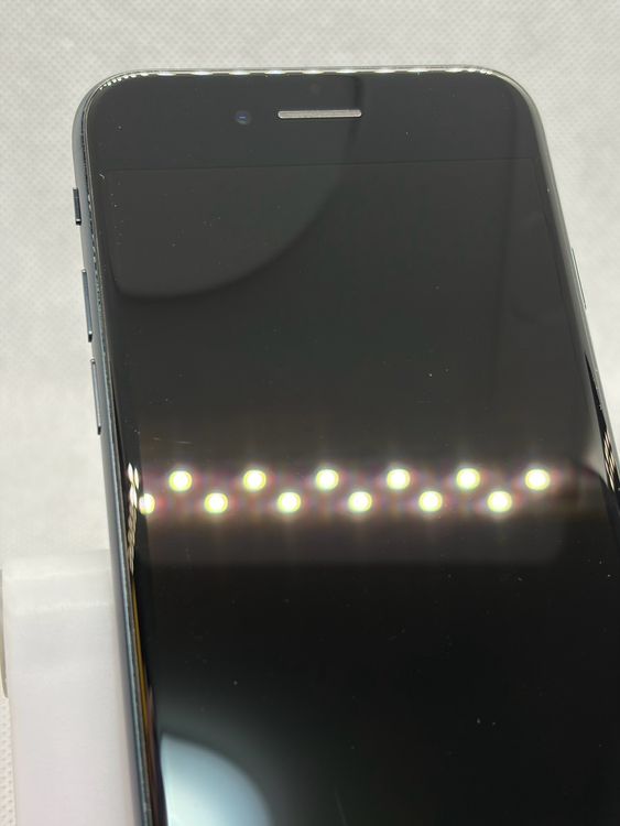 ���Хåƥ꡼92% ���� SIM�ե꡼ iPhoneSE ��3���� 128GB �ߥåɥʥ���