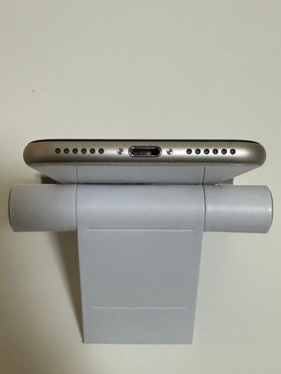 ���Хåƥ꡼80% SIM�ե꡼ iPhoneSE ��3���� 64GB �������饤��