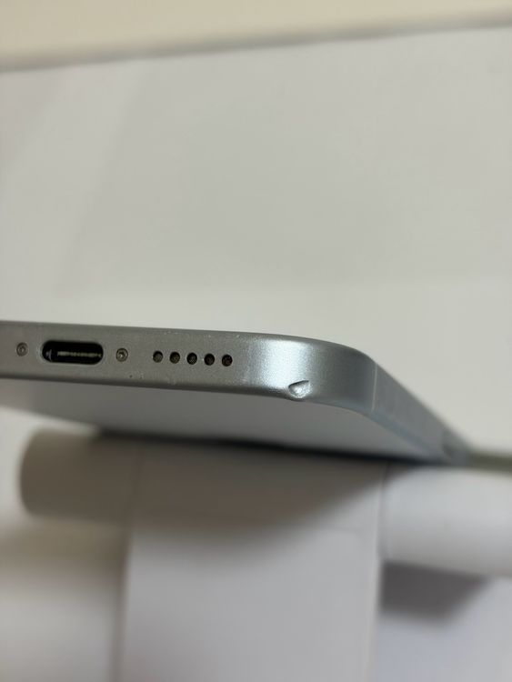 ���Хåƥ꡼84% SIM�ե꡼ iPhone15 128GB �֥롼