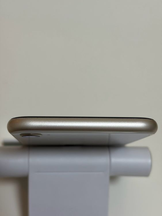 ���Хåƥ꡼81% SIM�ե꡼ iPhoneSE ��3���� 64GB �������饤��