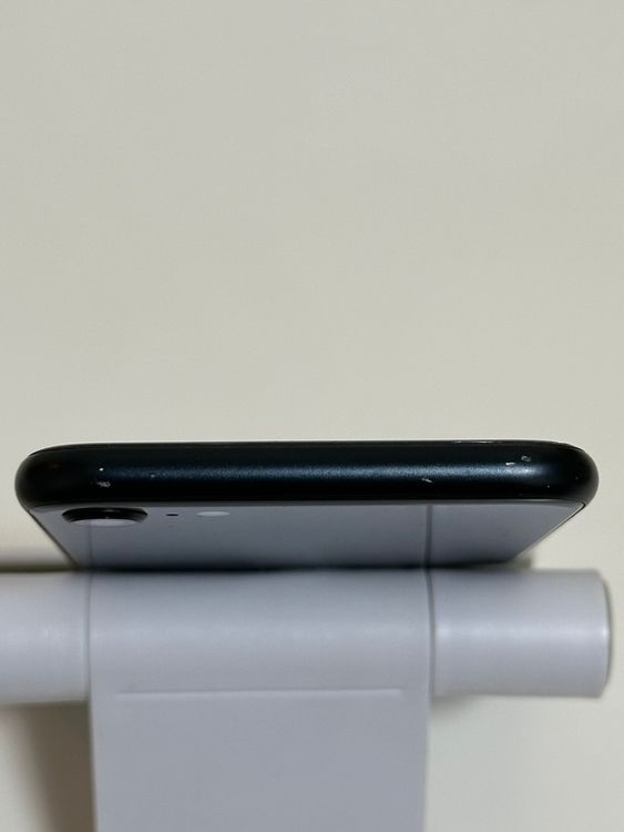 ���Хåƥ꡼82% SIM�ե꡼ iPhoneSE ��3���� 64GB �ߥåɥʥ���