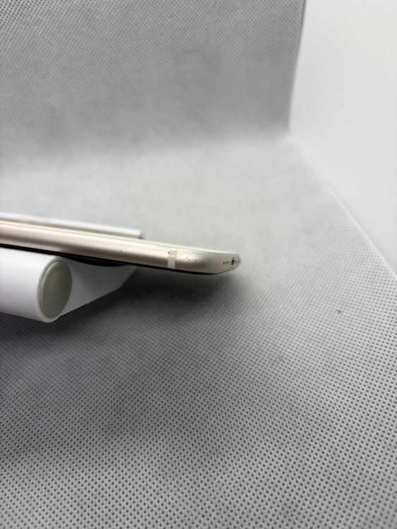 ���ϥԥͥ��ͥå� SIM�ե꡼ iPhoneSE ��3���� 64GB �������饤�� �Хåƥ꡼83%