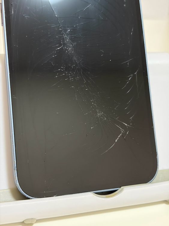 ���Хåƥ꡼82% SIM�ե꡼ iPhone14 256GB �֥롼
