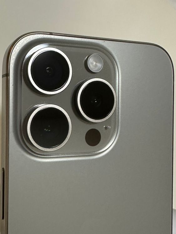 ���Хåƥ꡼85% SIM�ե꡼ iPhone15Pro 128GB �ʥ���������˥���
