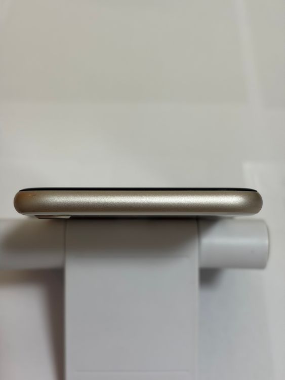 ��Ķ���� �Хåƥ꡼85% SIM�ե꡼ iPhoneSE ��3���� 64GB �������饤��
