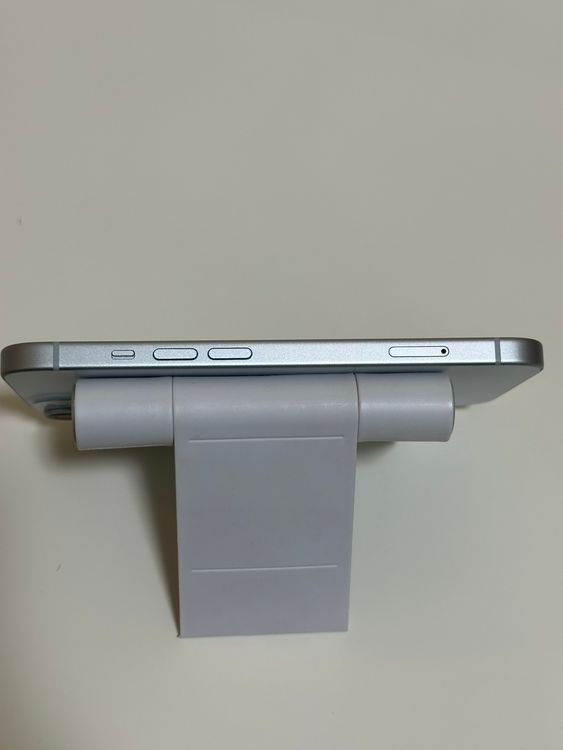 ���Хåƥ꡼82% SIM�ե꡼ iPhone15 128GB �֥롼
