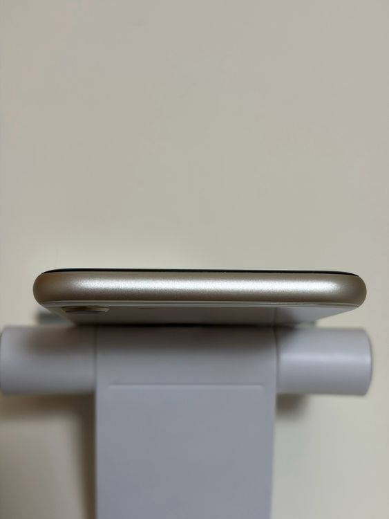 ������Ʊ�� SIM�ե꡼ iPhoneSE ��3���� 64GB �������饤��