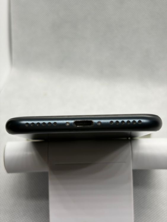 ��SIM�ե꡼ iPhoneSE ��3���� 64GB �ߥåɥʥ��� �Хåƥ꡼80%