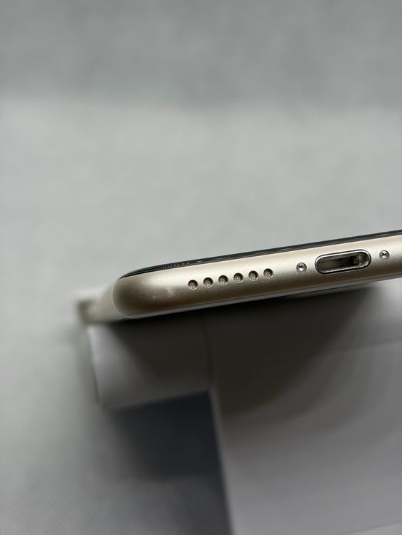 ������ SIM�ե꡼ iPhoneSE ��3���� 64GB �������饤�� �Хåƥ꡼82%