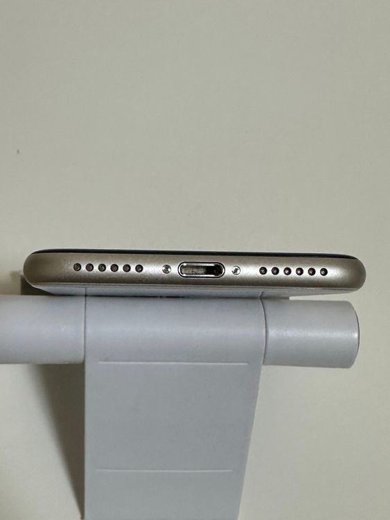 ���Хåƥ꡼81% SIM�ե꡼ iPhoneSE ��3���� 128GB �������饤��