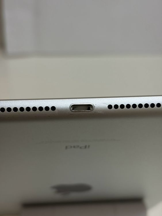 ���Хåƥ꡼88% ���� SIM�ե꡼ iPad ��5���� 32GB ����С�