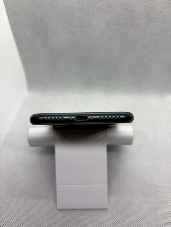 ��SIM�ե꡼ iPhoneSE ��3���� 128GB �ߥåɥʥ��� �Хåƥ꡼86%