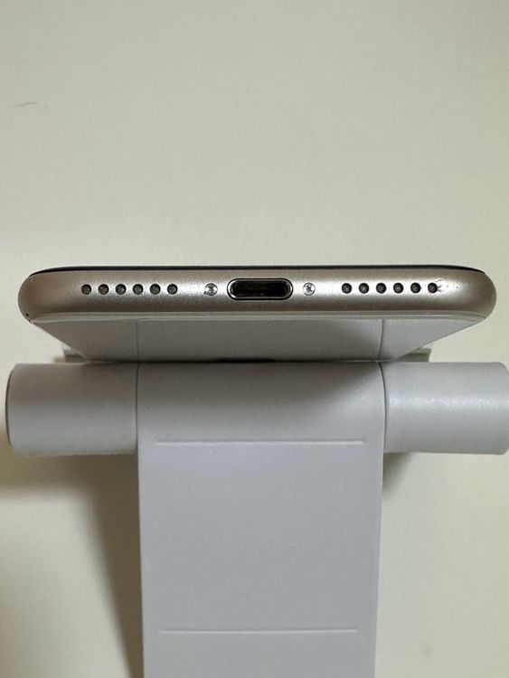 ���Хåƥ꡼85% SIM�ե꡼ iPhoneSE ��3���� 64GB �������饤��