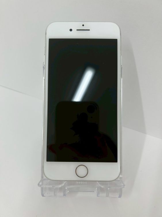iPhone 8 Silver 64 GB バッテリー81%