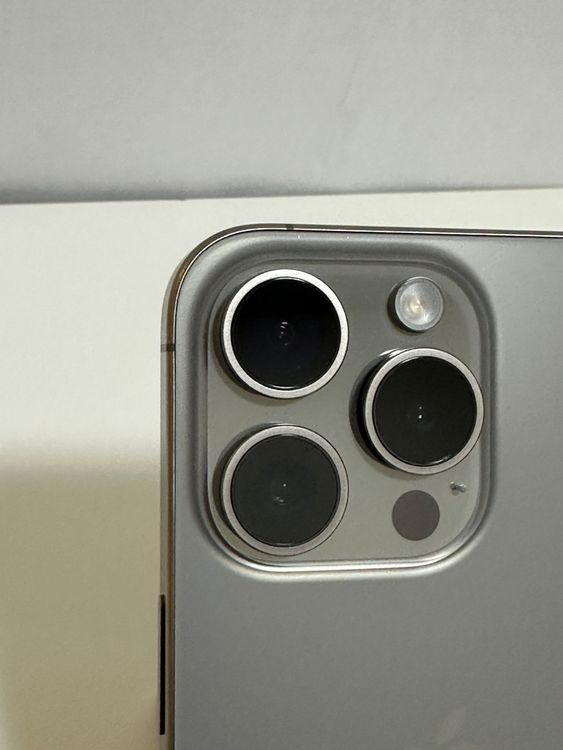 ���Хåƥ꡼100�� SIM�ե꡼ iPhone15Pro 256GB �ʥ���������˥���
