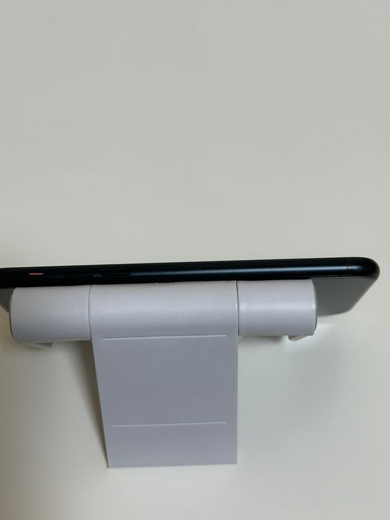 ���Хåƥ꡼98% ���� SIM�ե꡼ iPhoneSE ��3���� 64GB �ߥåɥʥ���
