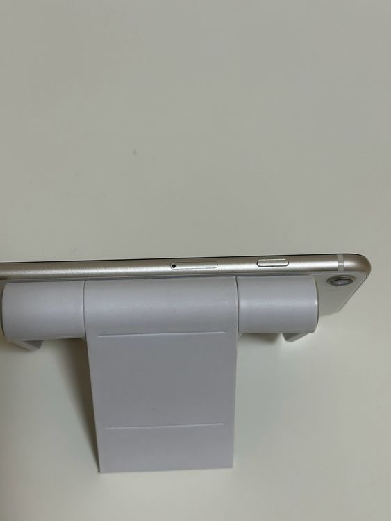 ���Хåƥ꡼81% SIM�ե꡼ iPhoneSE ��3���� 64GB �������饤��