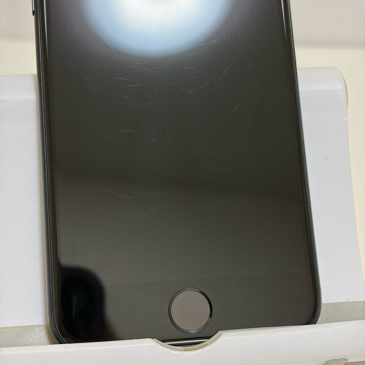 ���Хåƥ꡼83% SIM�ե꡼ iPhoneSE ��3���� 128GB �ߥåɥʥ���