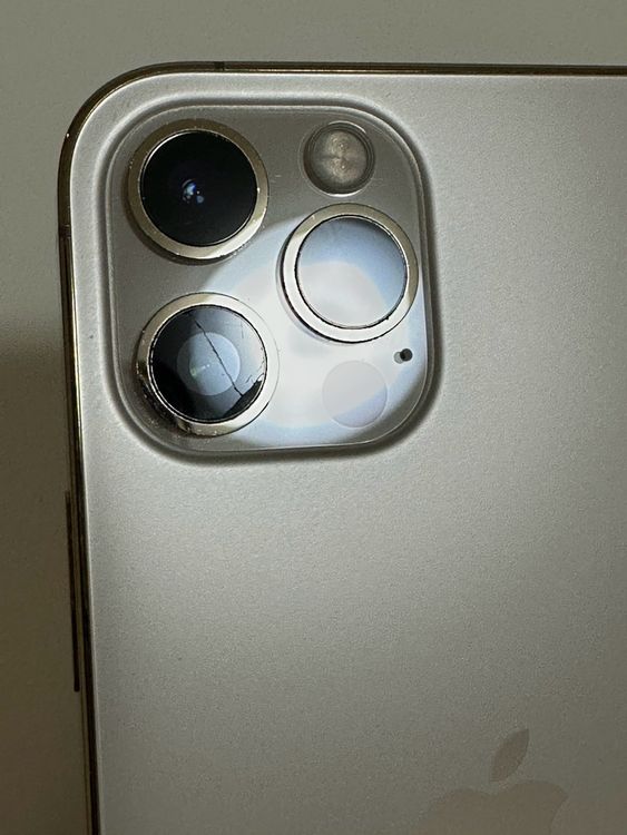 ���Хåƥ꡼81% SIM�ե꡼ iPhone12Pro 256GB �������