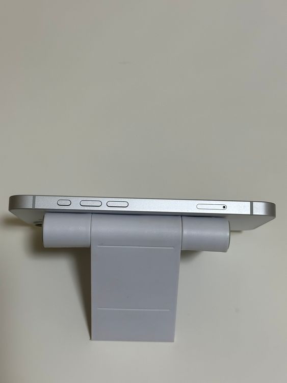 ���Хåƥ꡼100% SIM�ե꡼ iPhone16e 128GB �ۥ磻��