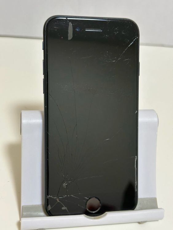���Хåƥ꡼83% SIM�ե꡼ iPhoneSE ��3���� 64GB �ߥåɥʥ���