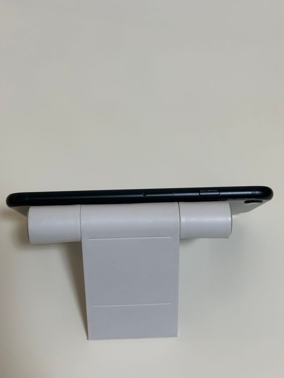 ���Хåƥ꡼80% SIM�ե꡼ iPhoneSE ��3���� 64GB �ߥåɥʥ���
