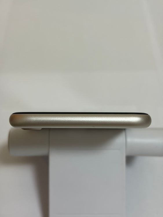 ��Ķ���� �Хåƥ꡼84% SIM�ե꡼ iPhoneSE ��3���� 64GB �������饤��