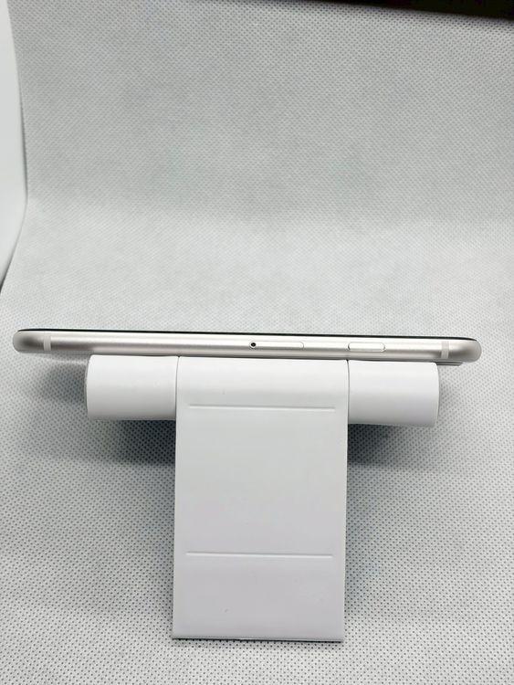���Хåƥ꡼83% SIM�ե꡼ iPhoneSE ��3���� 128GB �������饤��