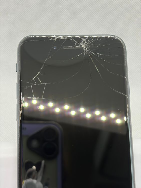 ���Хåƥ꡼81% SIM�ե꡼ iPhoneSE��3���� 128GB �ߥåɥʥ���