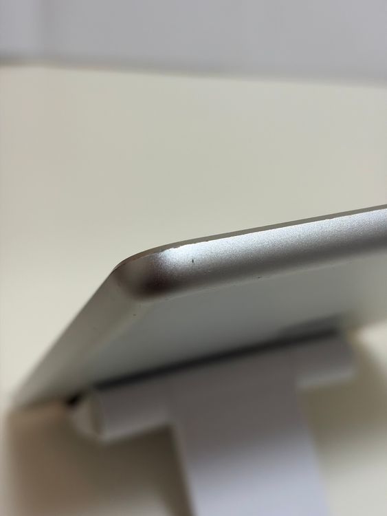 ���Хåƥ꡼84% SIM�ե꡼ iPad ��6���� 32GB ����С�