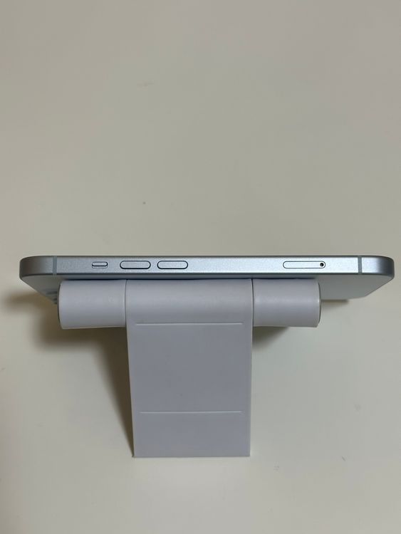 ���Хåƥ꡼82% SIM�ե꡼ iPhone15 128GB �֥롼