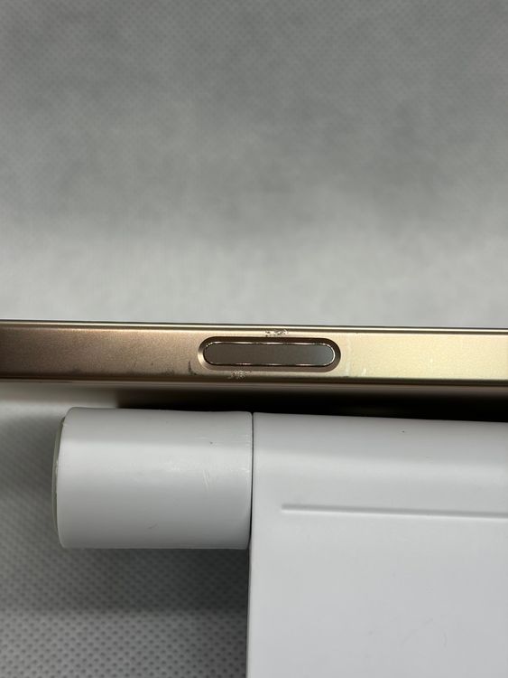 ���Хåƥ꡼90% SIM�ե꡼ iPhone16Pro 128GB �ǥ����ȥ����˥���
