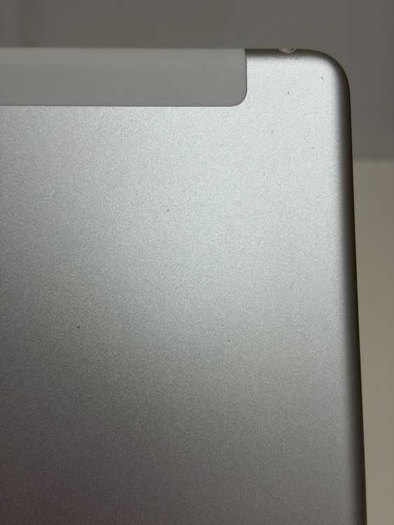 ���Хåƥ꡼88% ���� SIM�ե꡼ iPad ��5���� 32GB ����С�