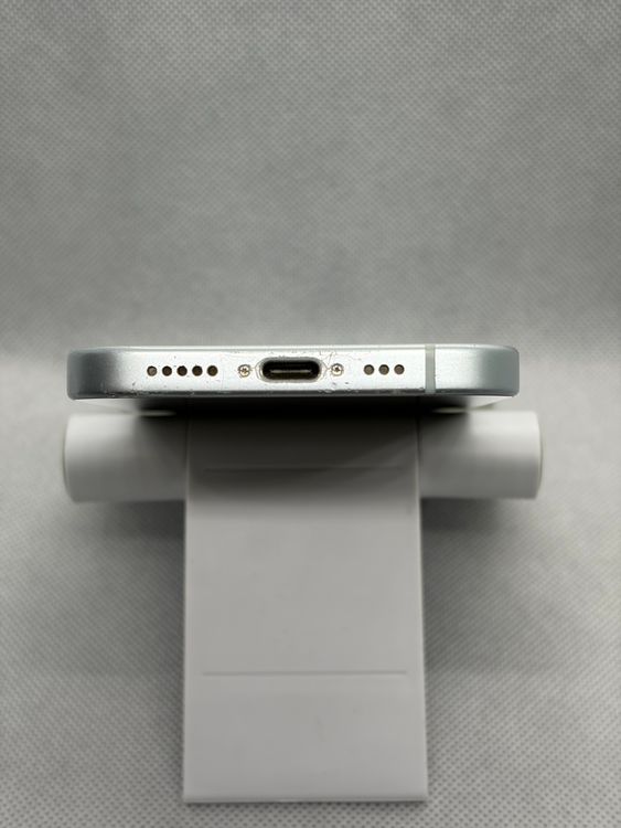 ���Хåƥ꡼88% SIM�ե꡼ iPhone15 256GB �֥롼