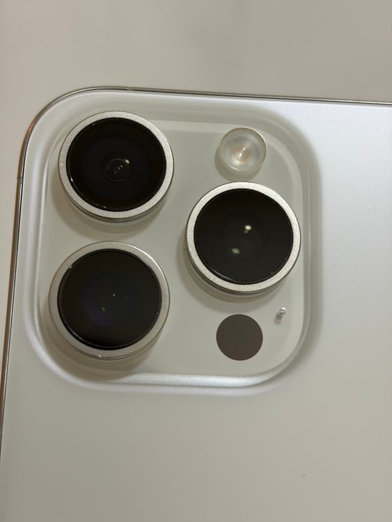 ���Хåƥ꡼82% SIM�ե꡼ iPhone15ProMax 256GB �ۥ磻�ȥ����˥���