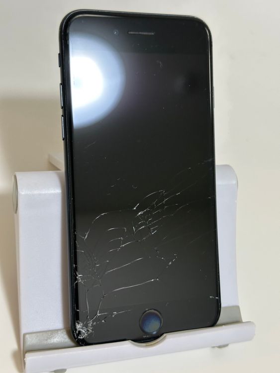 ���Хåƥ꡼81% SIM�ե꡼ iPhoneSE ��3���� 128GB �ߥåɥʥ���
