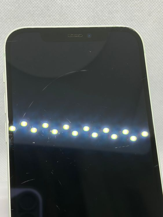 ���Хåƥ꡼84% SIM�ե꡼ iPhone12 64GB ���꡼��