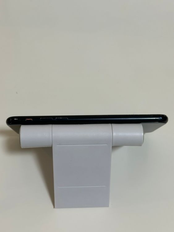���Хåƥ꡼81% SIM�ե꡼ iPhoneSE ��3���� 128GB �ߥåɥʥ���