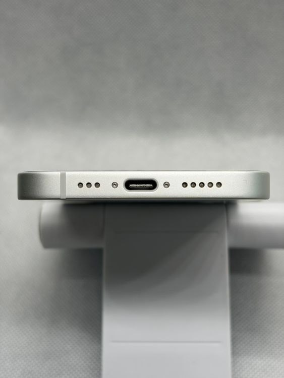 ���Хåƥ꡼90% SIM�ե꡼ iPhone16e 128GB �ۥ磻��