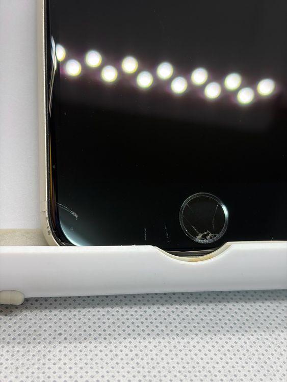 ���Хåƥ꡼81% SIM�ե꡼ iPhoneSE ��3���� 64GB �������饤��