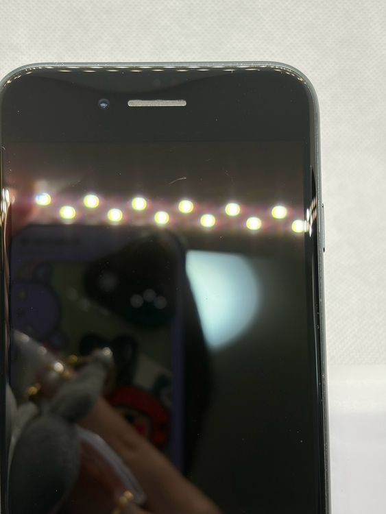 ���Хåƥ꡼92% ���� SIM�ե꡼ iPhoneSE ��3���� 128GB �ߥåɥʥ���