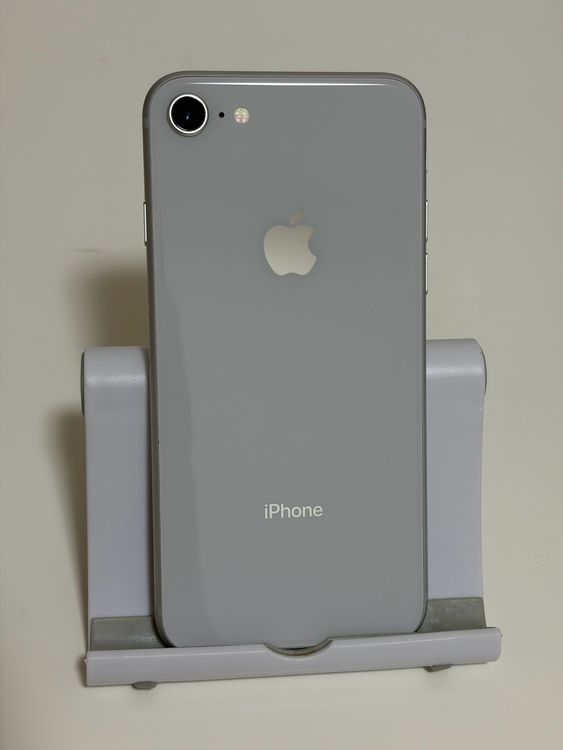 ���Хåƥ꡼84% ���� SIM�ե꡼ iPhone8 64GB ����С�